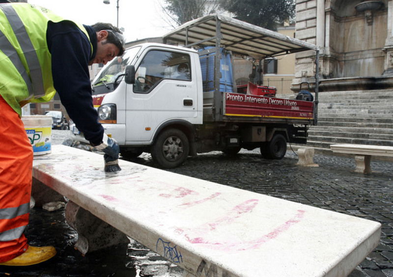 Multe e &ldquo;Daspo&rdquo; a chi sporca mezzi pubblici