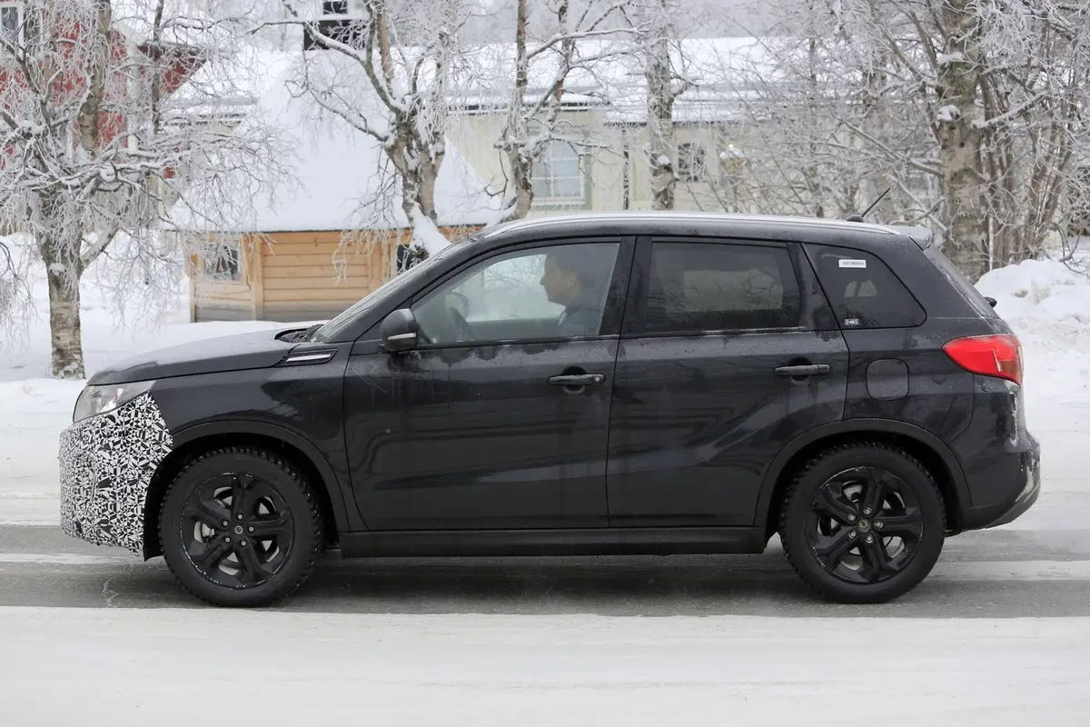 Suzuki Vitara Facelift: scatti del muletto in test (2)