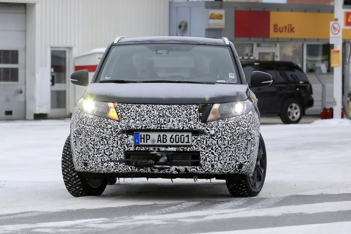 Suzuki Vitara Facelift: scatti del muletto in test (3)