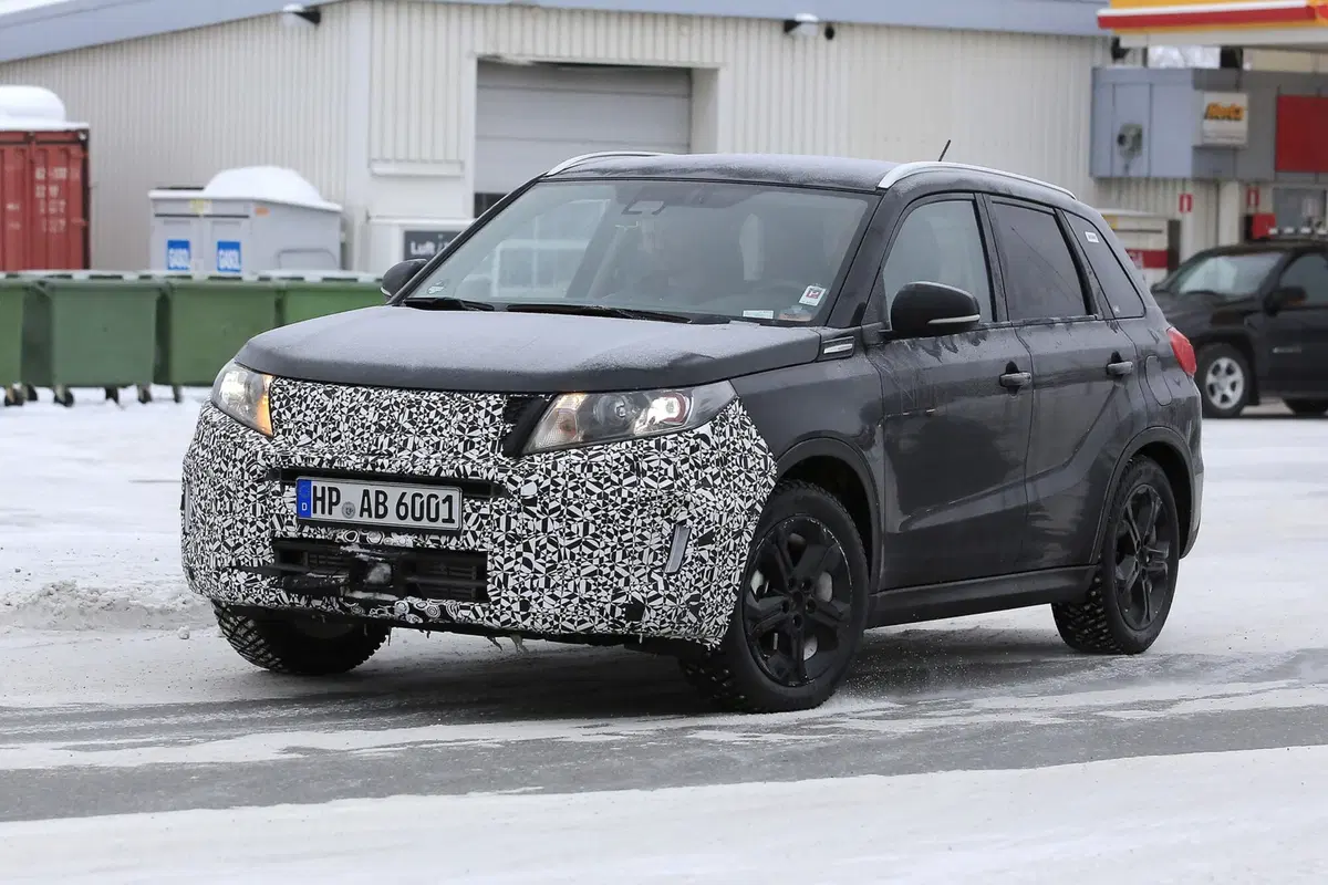 Suzuki Vitara Facelift: scatti del muletto in test (4)