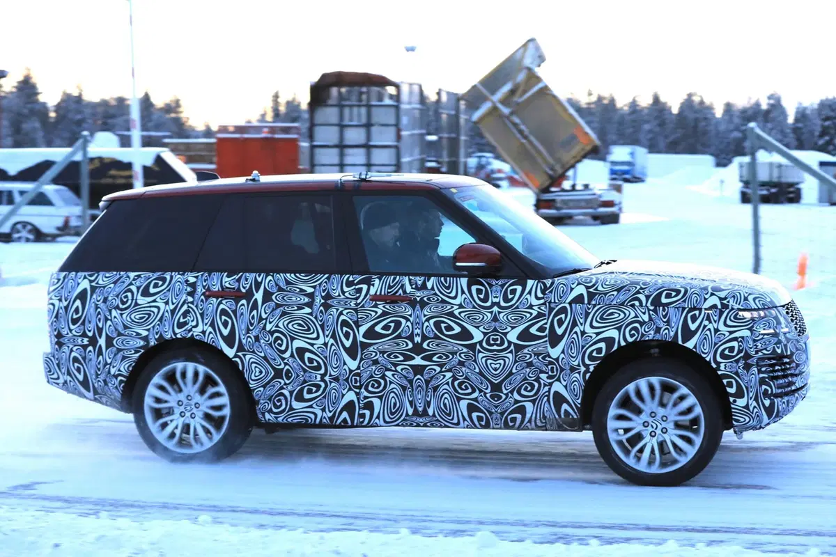 New Range Rover facelift: spy shots (2)