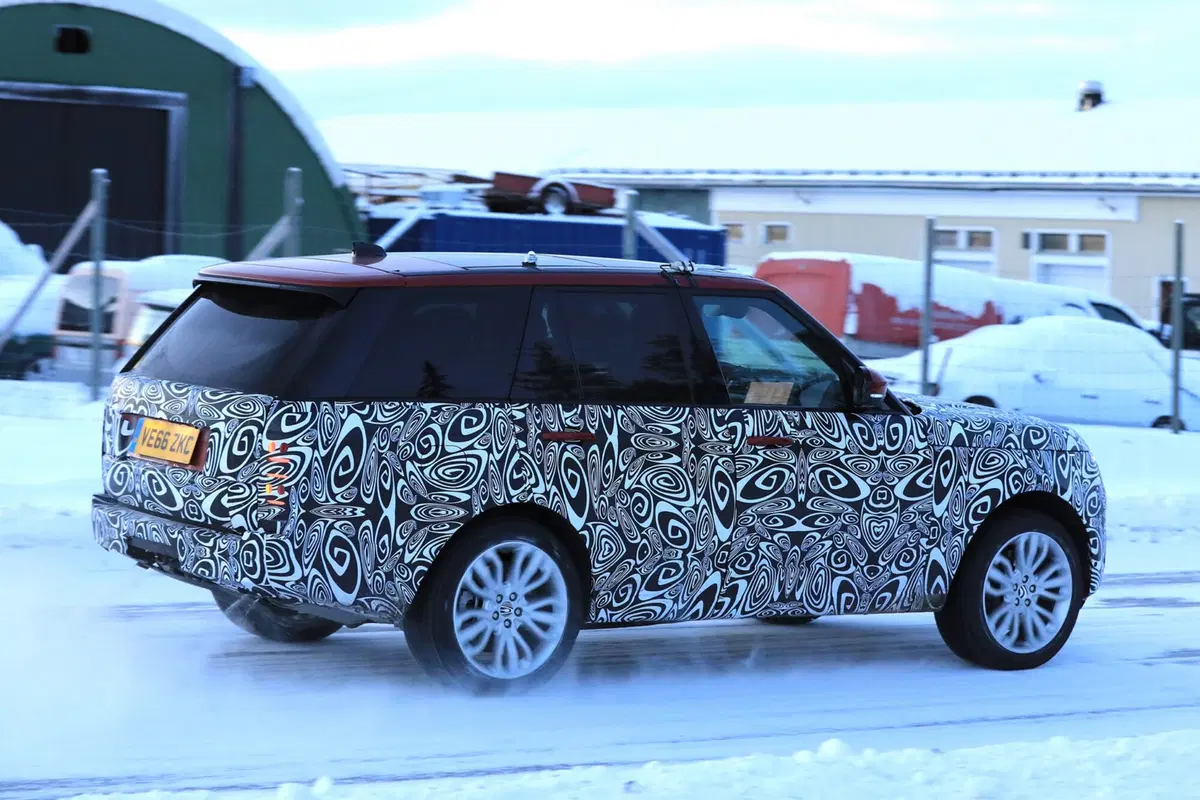 New Range Rover facelift: spy shots (3)
