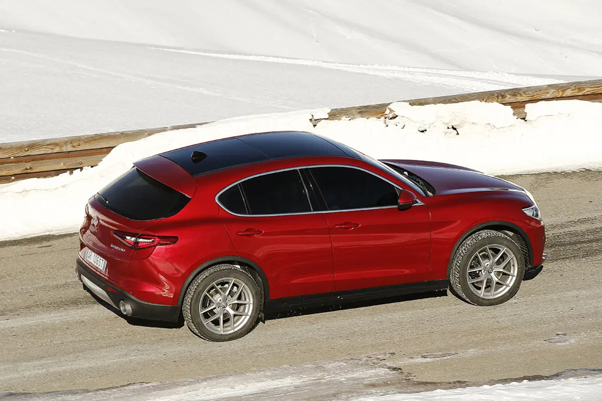 Alfa Romeo Stelvio, ecco gli allestimenti e i prezzi di listino (8)