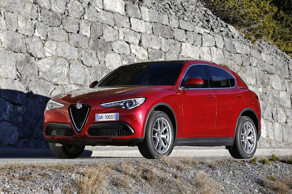 Alfa Romeo Stelvio, ecco gli allestimenti e i prezzi di listino (9)