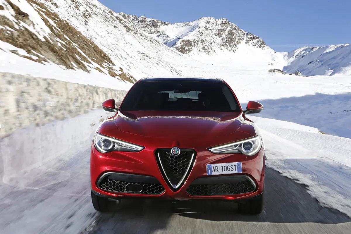 Alfa Romeo Stelvio, ecco gli allestimenti e i prezzi di listino (13)