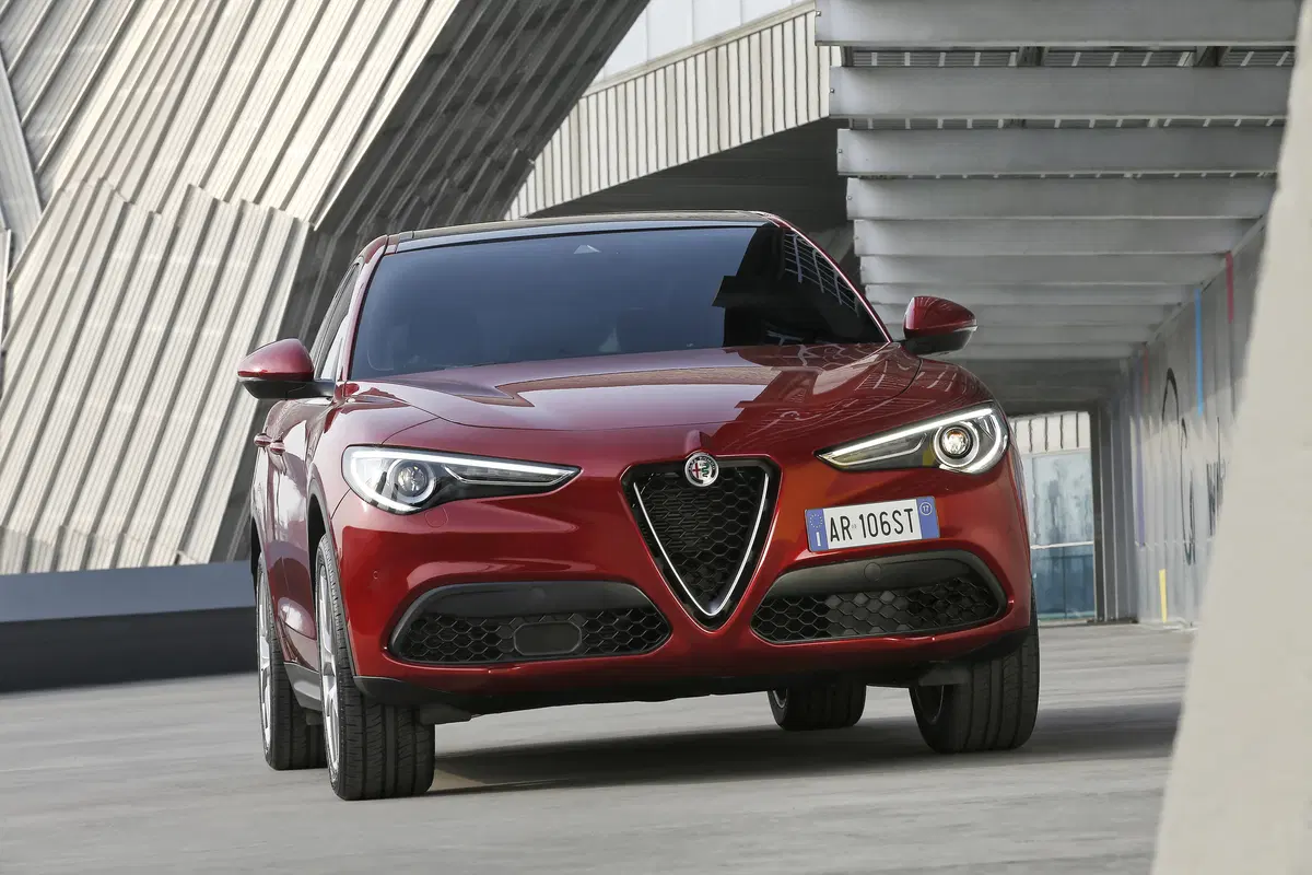 Alfa Romeo Stelvio, ecco gli allestimenti e i prezzi di listino (18)