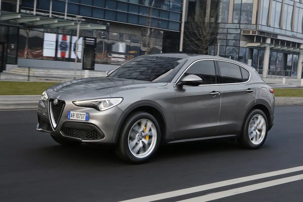 Alfa Romeo Stelvio, ecco gli allestimenti e i prezzi di listino (20)