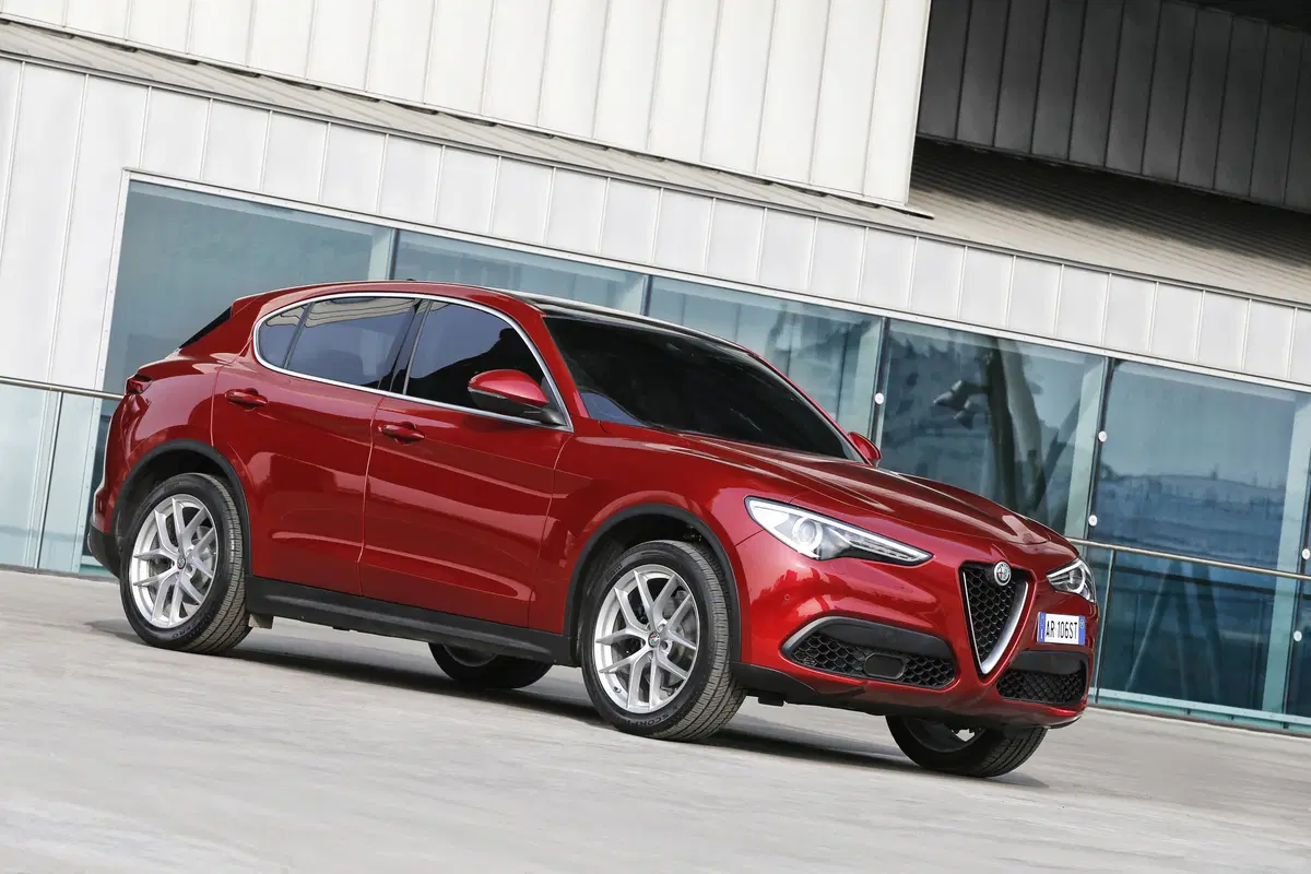 Alfa Romeo Stelvio, ecco gli allestimenti e i prezzi di listino (21)