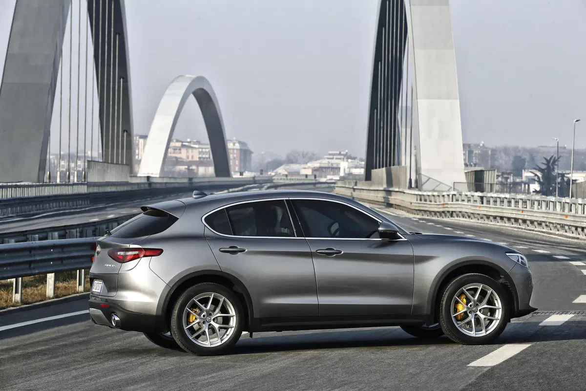 Alfa Romeo Stelvio, ecco gli allestimenti e i prezzi di listino (23)