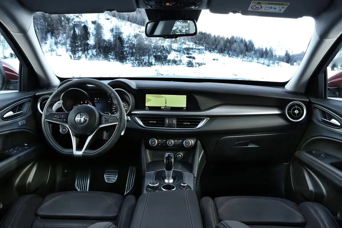 Alfa Romeo Stelvio, ecco gli allestimenti e i prezzi di listino (26)