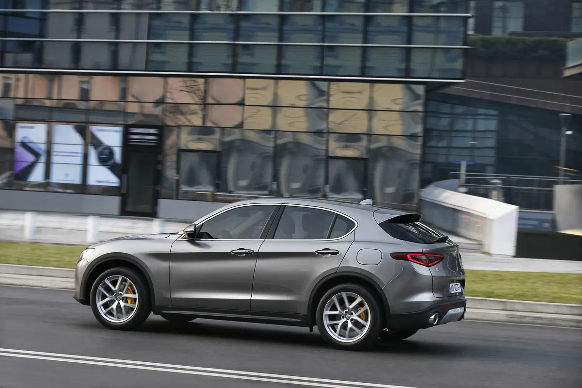 Alfa Romeo Stelvio, ecco gli allestimenti e i prezzi di listino (27)