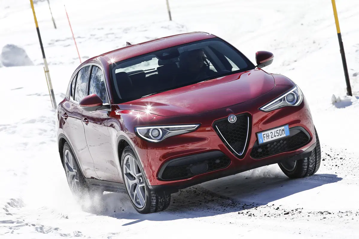 Alfa Romeo Stelvio, ecco gli allestimenti e i prezzi di listino (33)