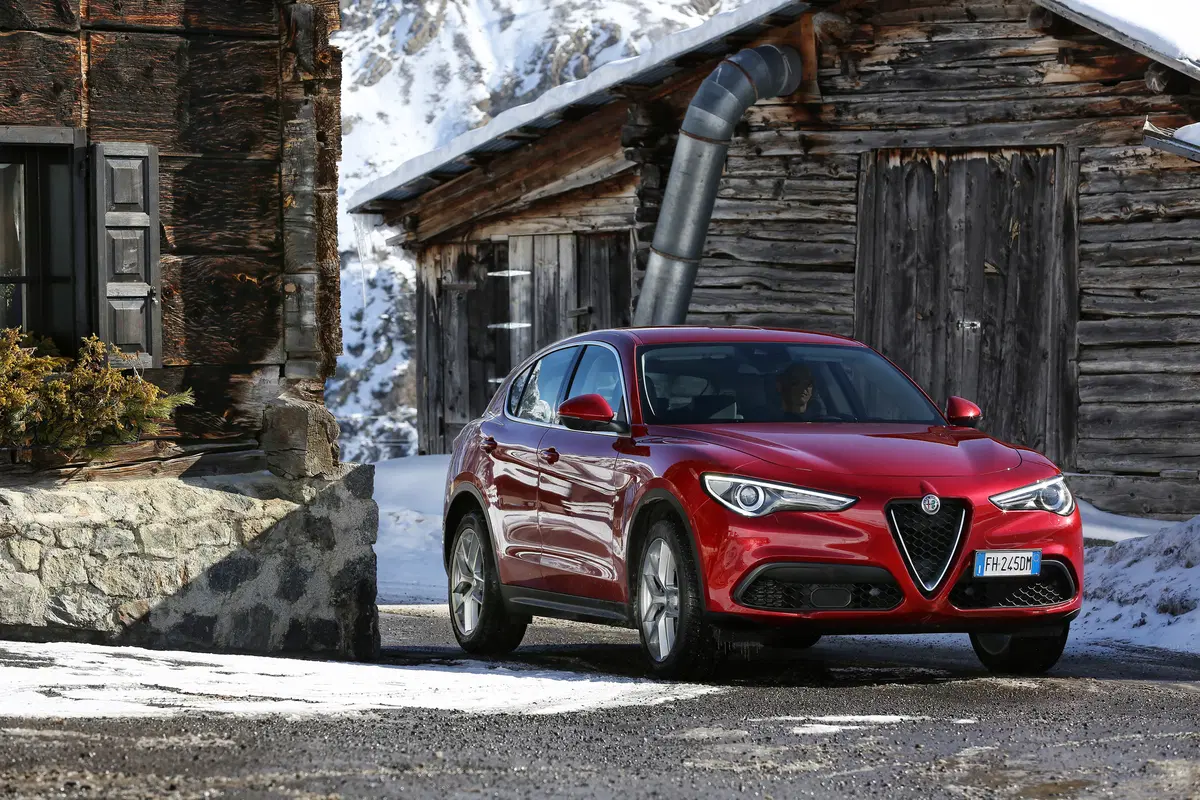 Alfa Romeo Stelvio, ecco gli allestimenti e i prezzi di listino (38)