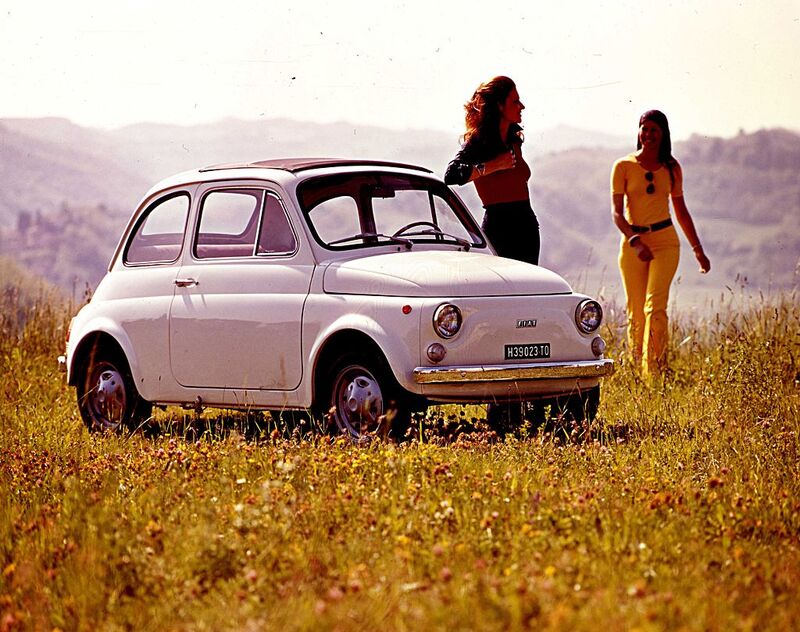 La Fiat 500 della prima generazione. la riedizione del 2007 &egrave; oggi il modello Fiat pi&ugrave; famoso e venduto nel mondo