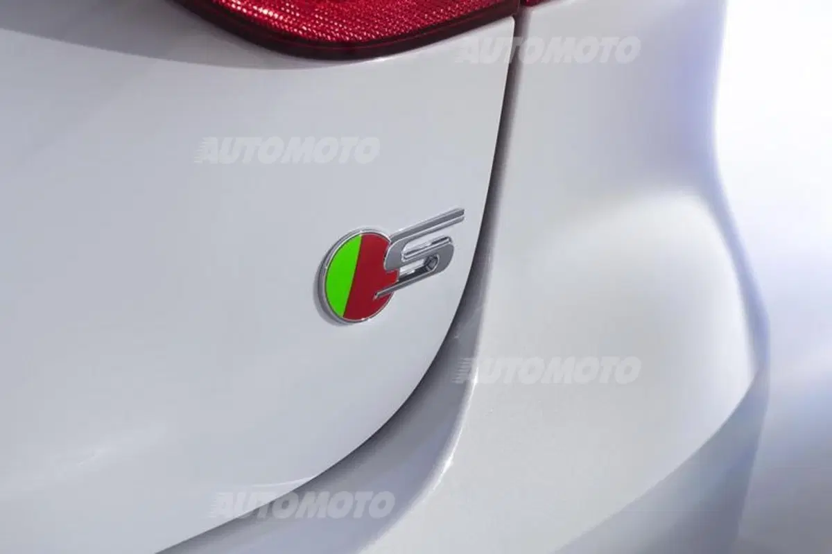 Nuova Jaguar XF: un cuore in alluminio. Tutti i dettagli (17)