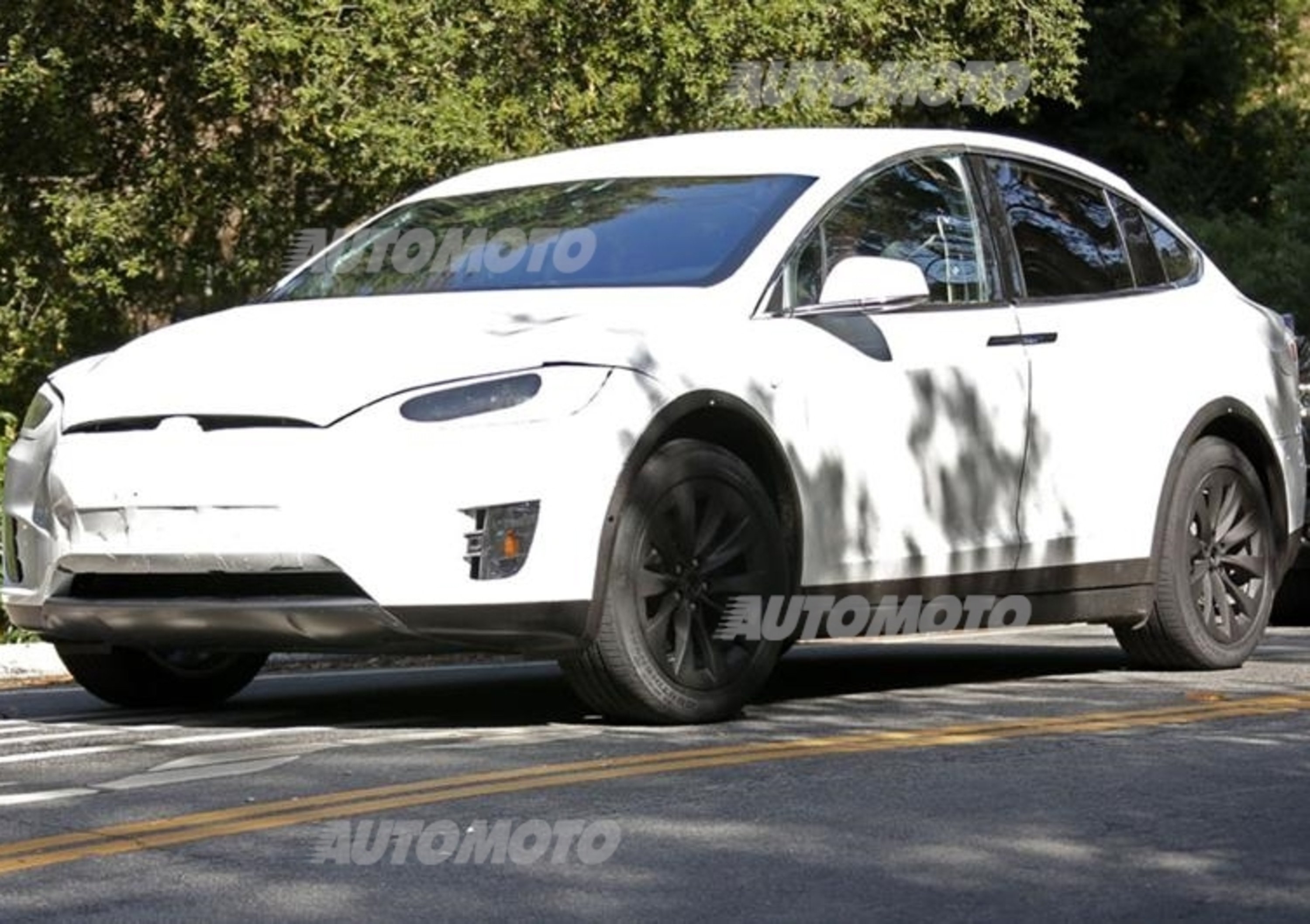 Tesla Model X: ecco le immagini spia del SUV elettrico