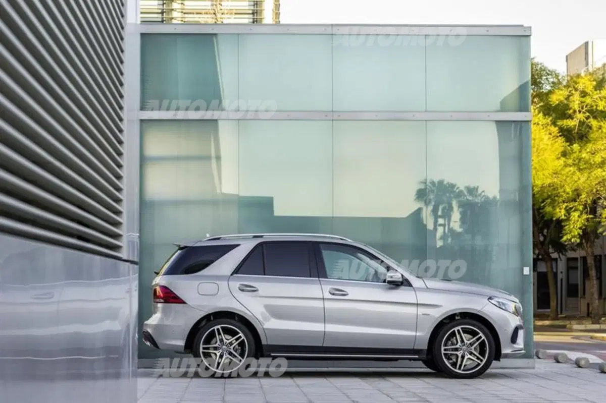 Mercedes GLE: con il restyling la ML cambia nome e diventa anche plug-in (4)
