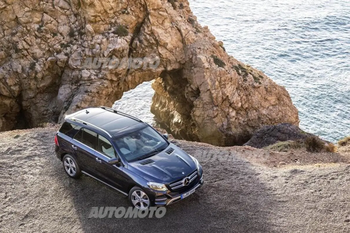 Mercedes GLE: con il restyling la ML cambia nome e diventa anche plug-in (11)