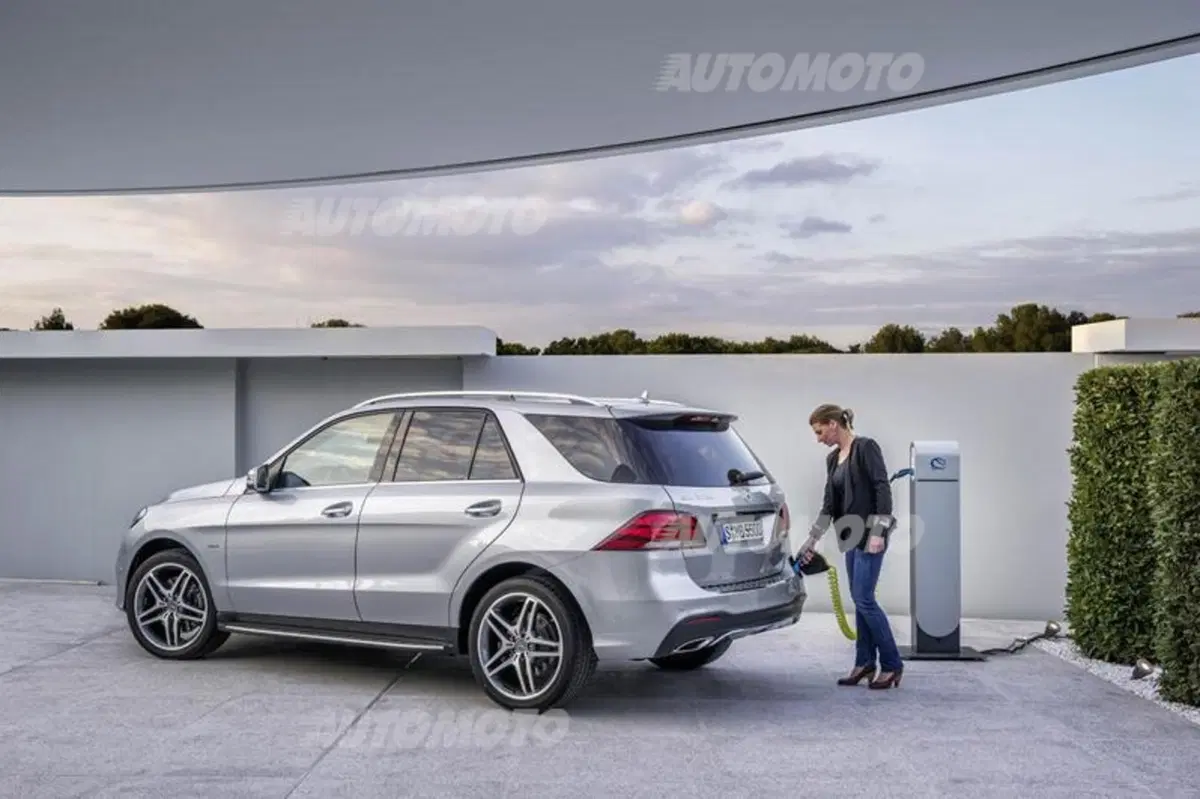 Mercedes GLE: con il restyling la ML cambia nome e diventa anche plug-in (16)