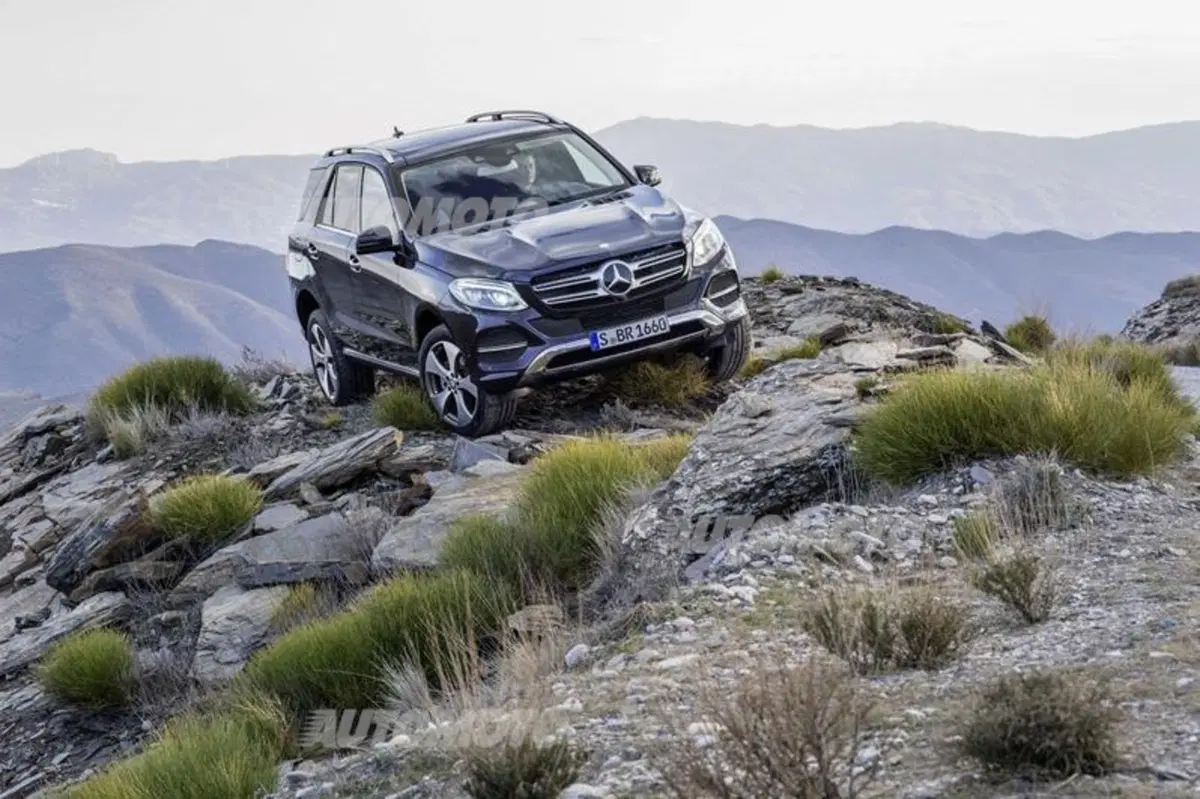 Mercedes GLE: con il restyling la ML cambia nome e diventa anche plug-in (28)