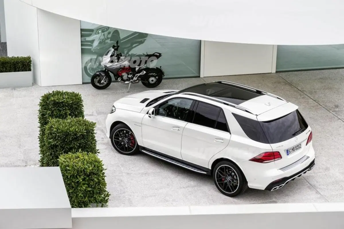 Mercedes GLE: con il restyling la ML cambia nome e diventa anche plug-in (29)