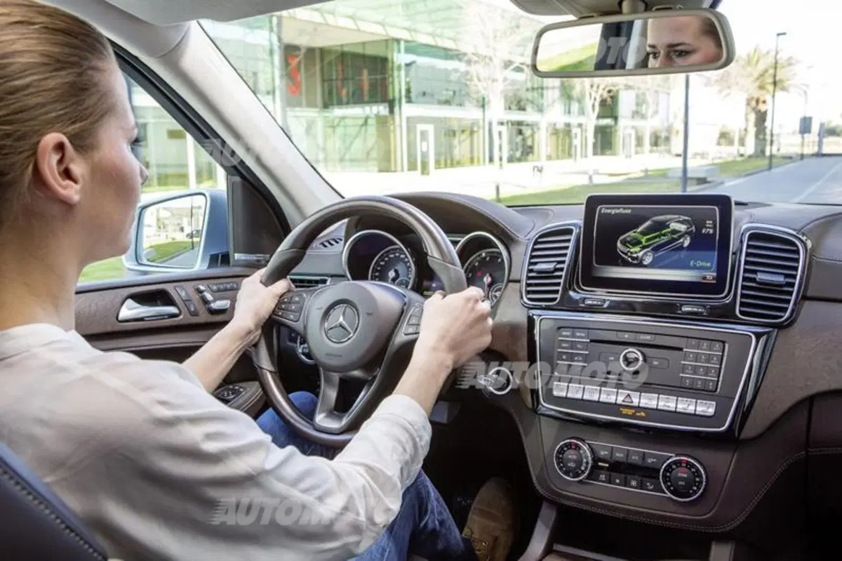 Mercedes GLE: con il restyling la ML cambia nome e diventa anche plug-in (35)