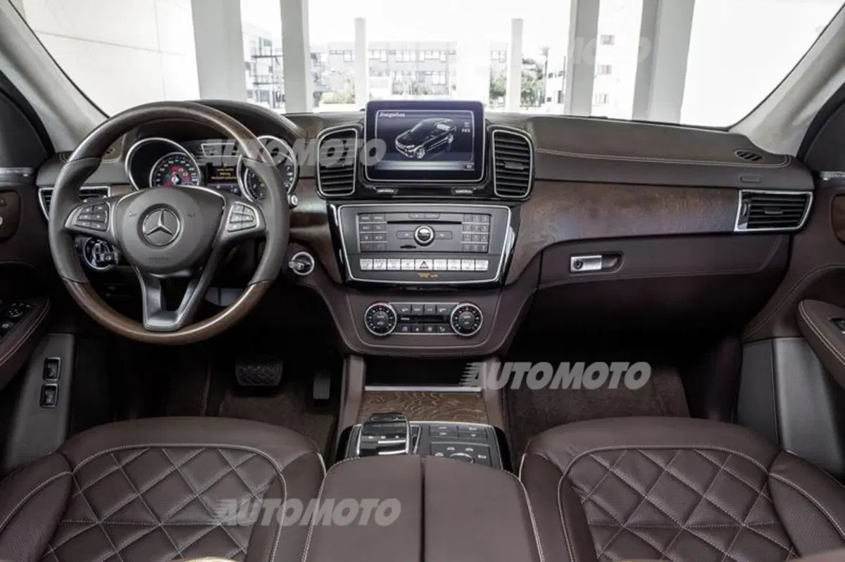 Mercedes GLE: con il restyling la ML cambia nome e diventa anche plug-in (39)