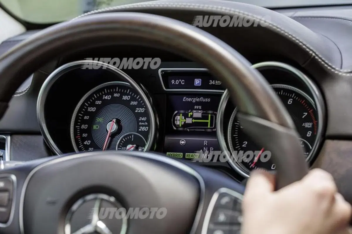 Mercedes GLE: con il restyling la ML cambia nome e diventa anche plug-in (41)