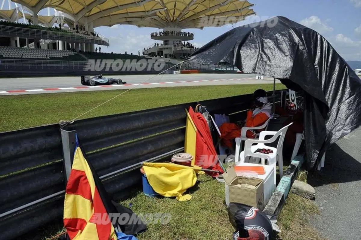 F1 Malesia 2015, Libere 2: Hamilton è il più veloce, ma dietro c'è Raikkonen (33)