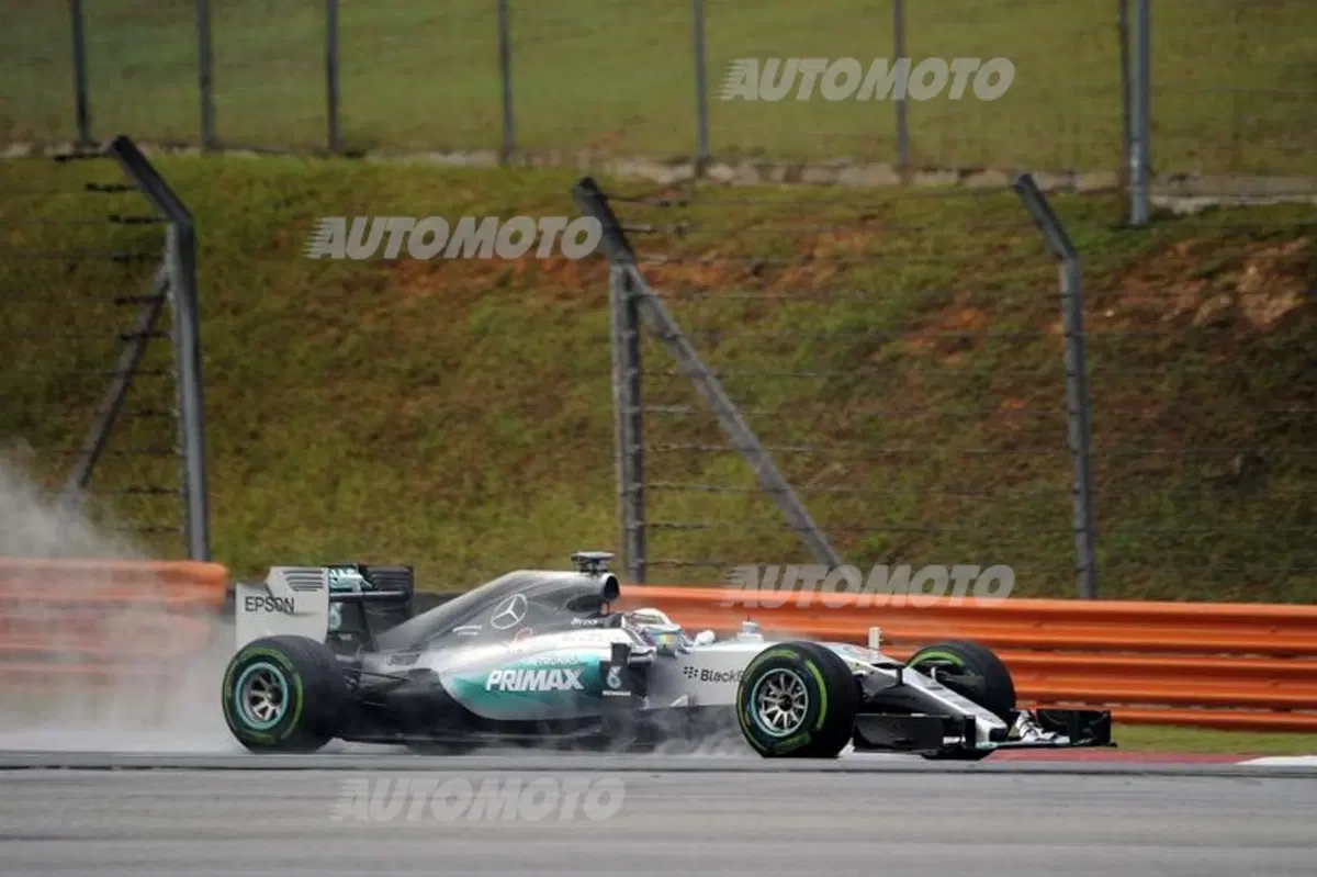 Formula 1 Malesia 2015: Hamilton agguanta la pole, ma Vettel è secondo!