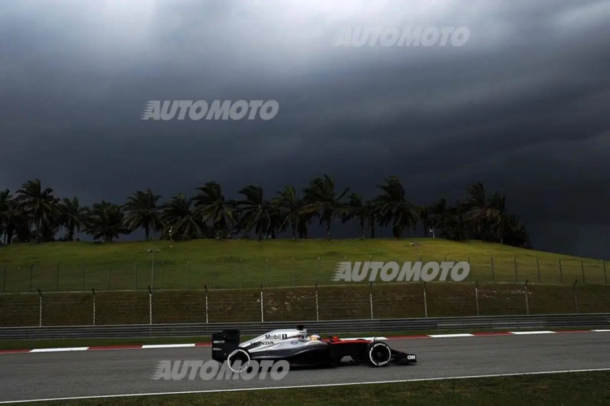 Formula 1 Malesia 2015: Hamilton agguanta la pole, ma Vettel è secondo! (3)