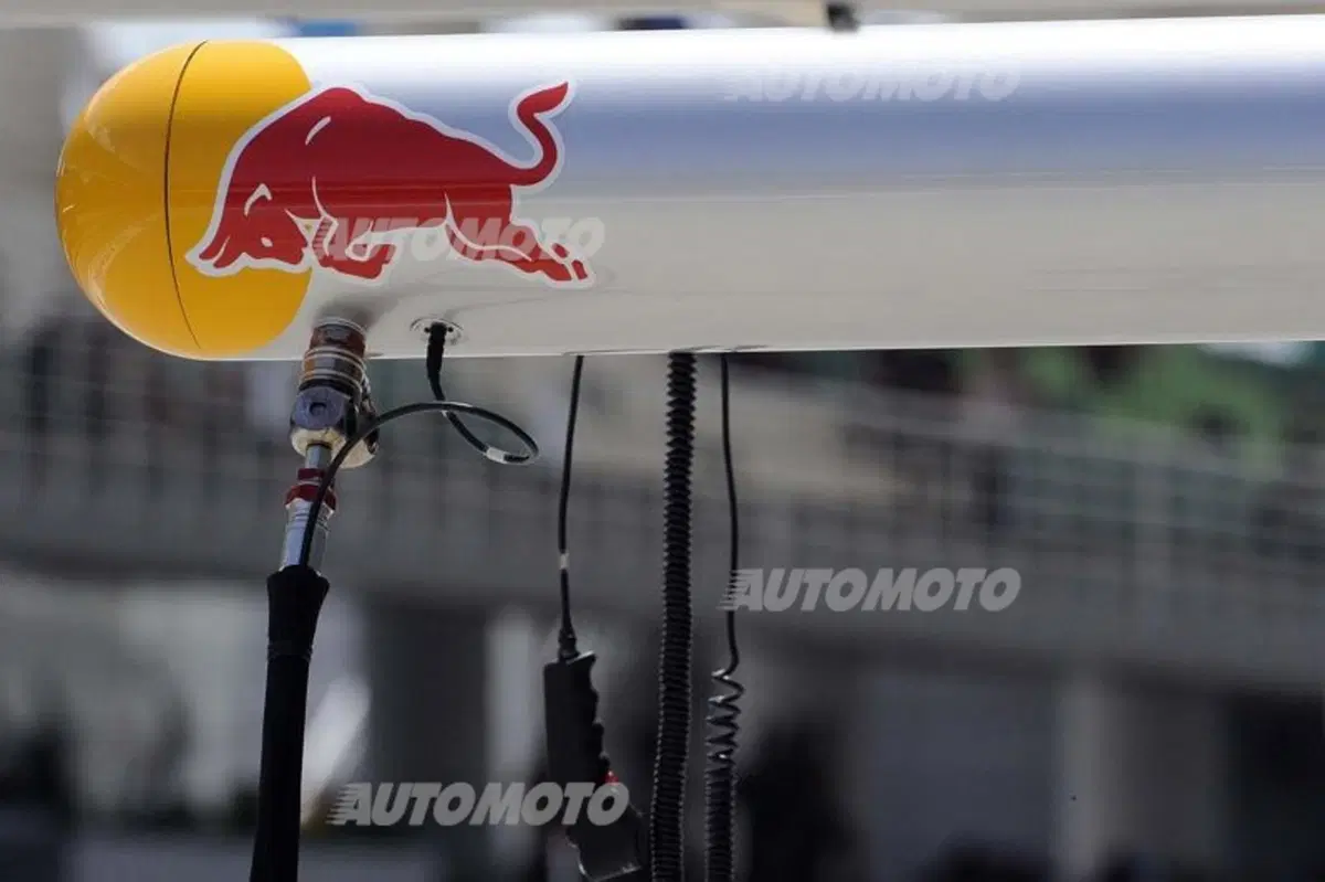 Formula 1 Malesia 2015: Hamilton agguanta la pole, ma Vettel è secondo! (25)