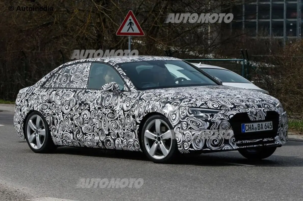 Nuova Audi A4: i fari anteriori hanno gli spigoli vivi (10)
