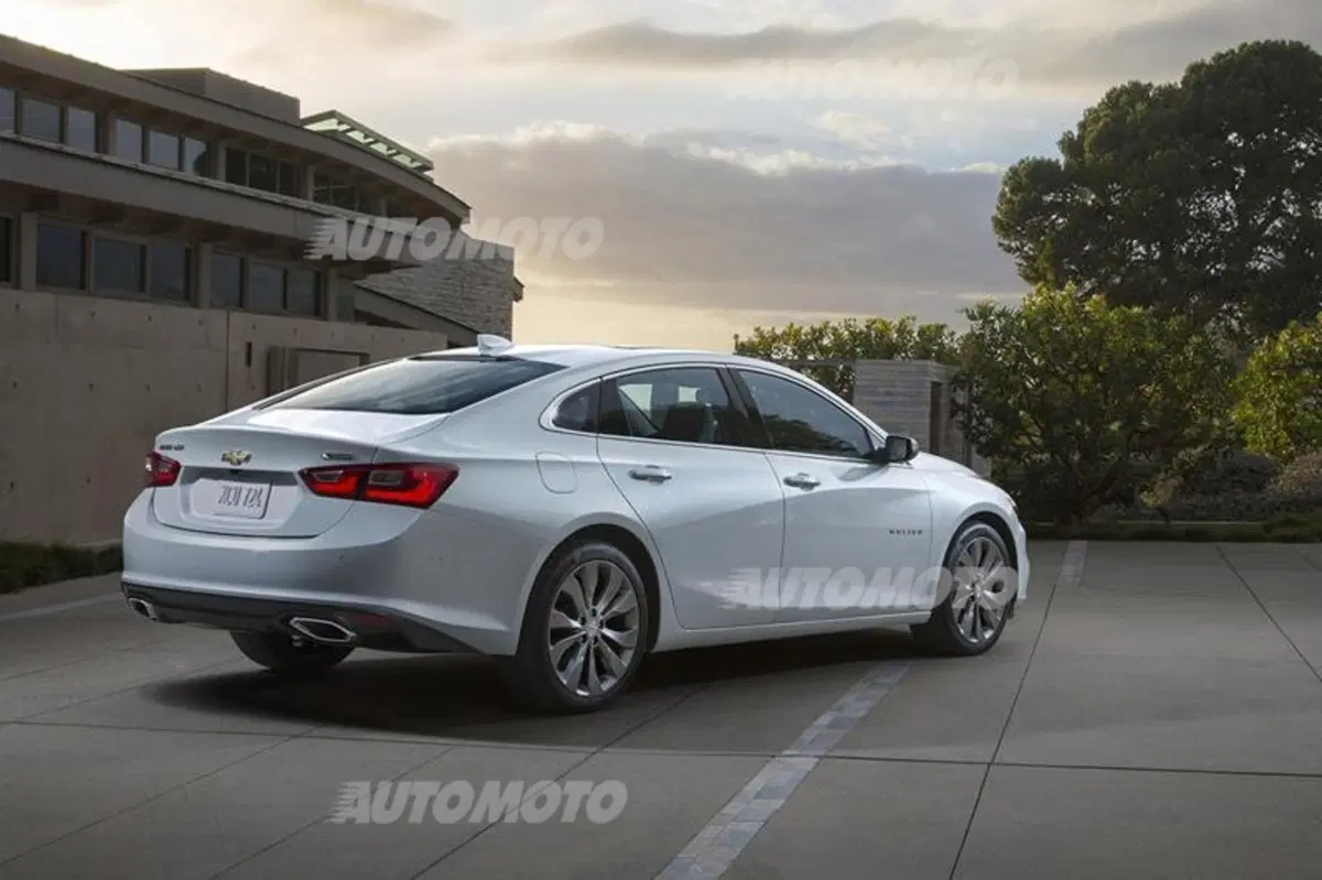 Nuova Chevrolet Malibu: sotto al vestito nasconde la futura Opel Insignia (2)