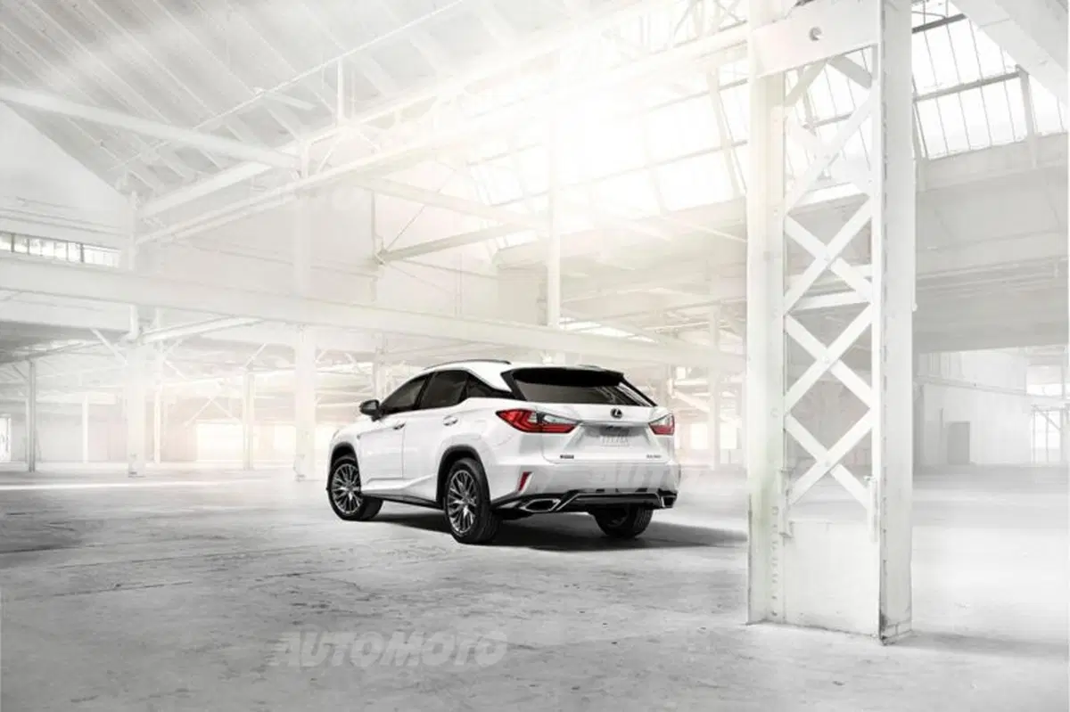 Nuova Lexus RX: design sempre più tagliente e futuristico (15)