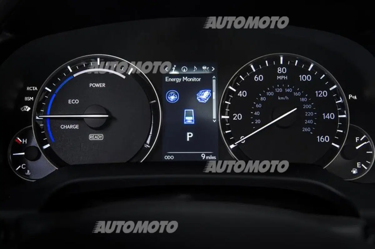 Nuova Lexus RX: design sempre più tagliente e futuristico (19)