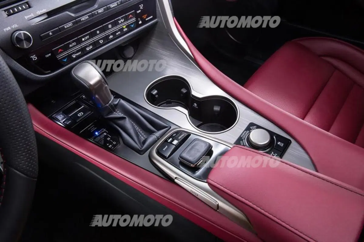 Nuova Lexus RX: design sempre più tagliente e futuristico (24)