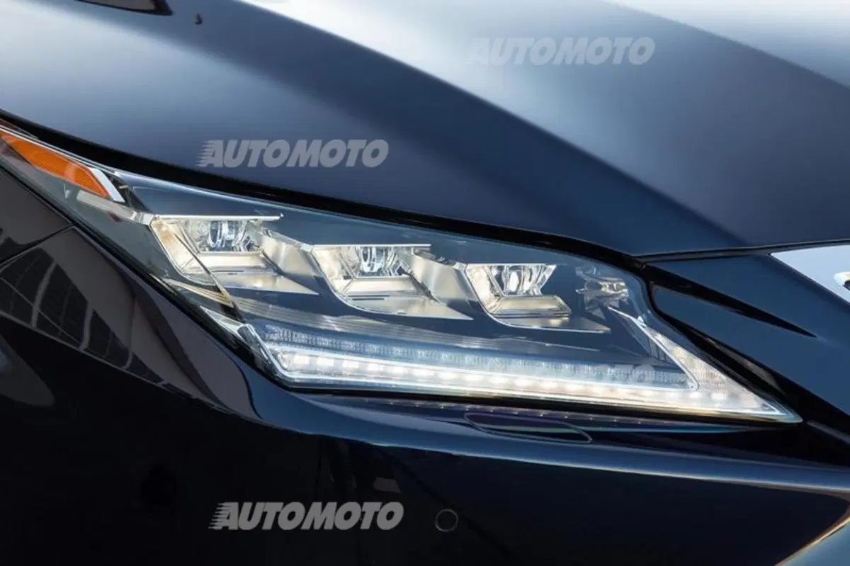 Nuova Lexus RX: design sempre più tagliente e futuristico (35)