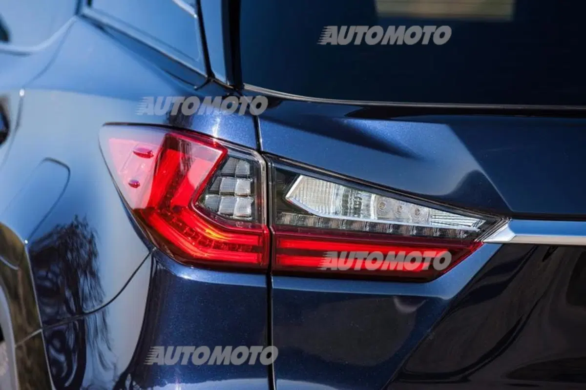 Nuova Lexus RX: design sempre più tagliente e futuristico (36)