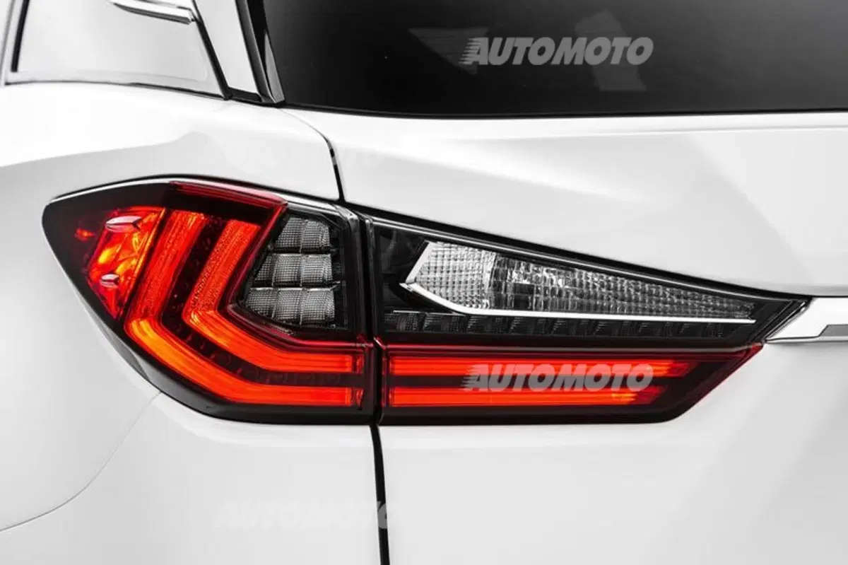 Nuova Lexus RX: design sempre più tagliente e futuristico (38)