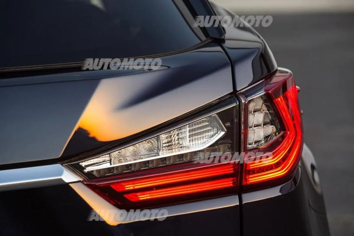 Nuova Lexus RX: design sempre più tagliente e futuristico (39)