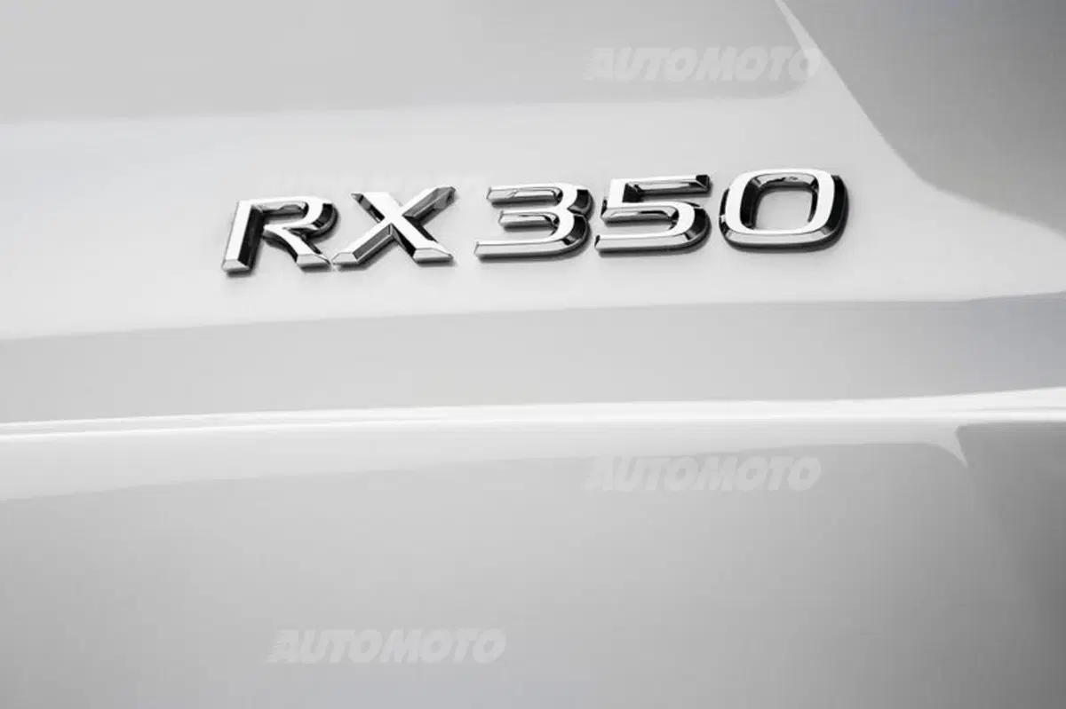 Nuova Lexus RX: design sempre più tagliente e futuristico (42)