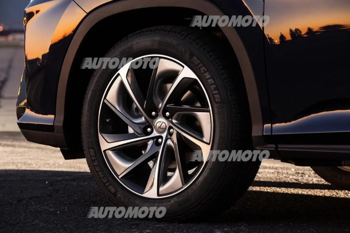 Nuova Lexus RX: design sempre più tagliente e futuristico (43)