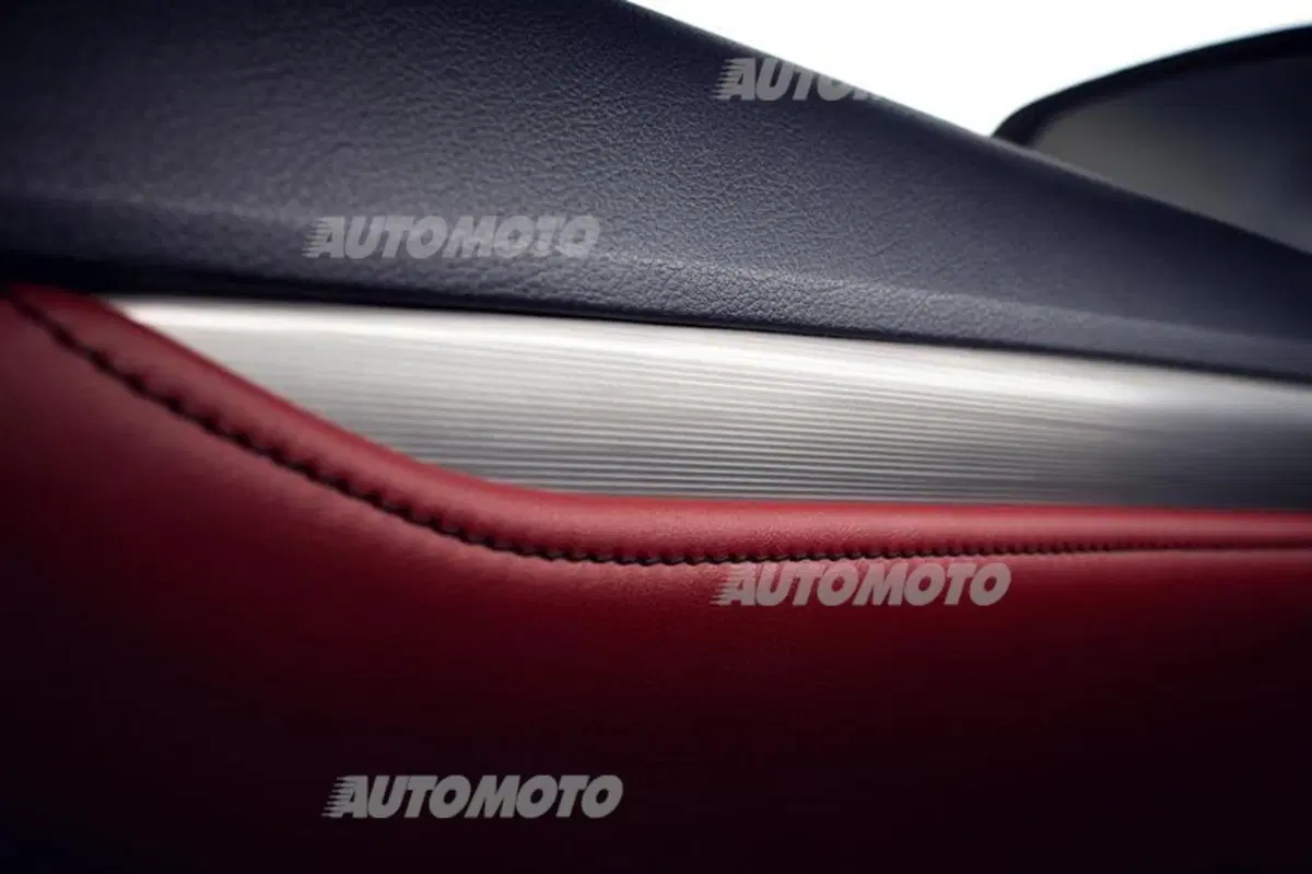 Nuova Lexus RX: design sempre più tagliente e futuristico (51)