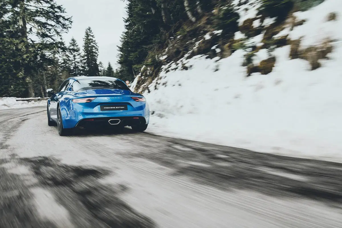Alpine A110: le prime immagini ufficiali (3)