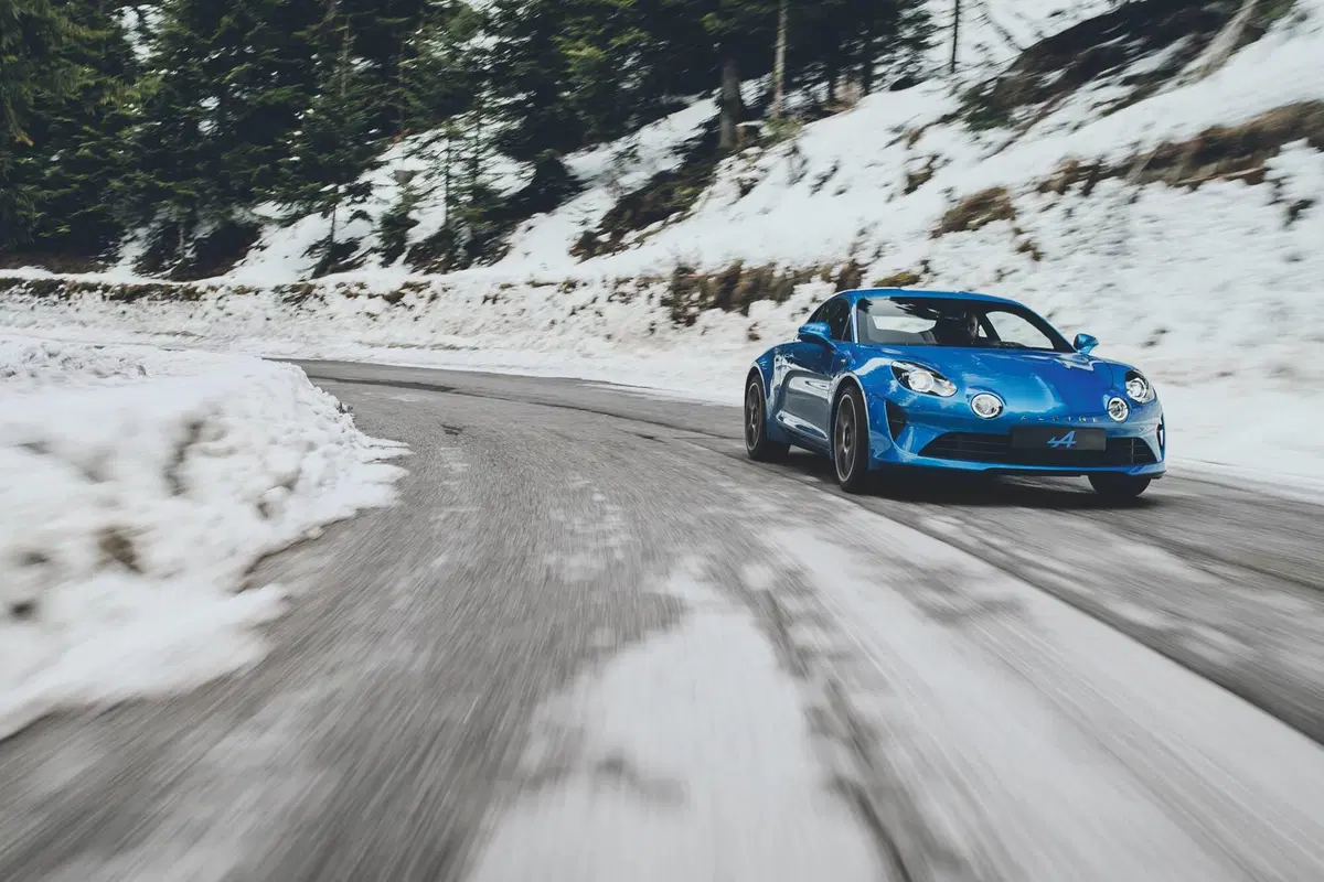 Alpine A110: le prime immagini ufficiali (4)