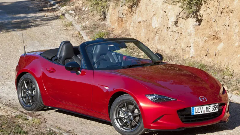 Nuova Mazda MX-5: costa ancora meno! Prezzi (per l'Italia!) e scheda tecnica