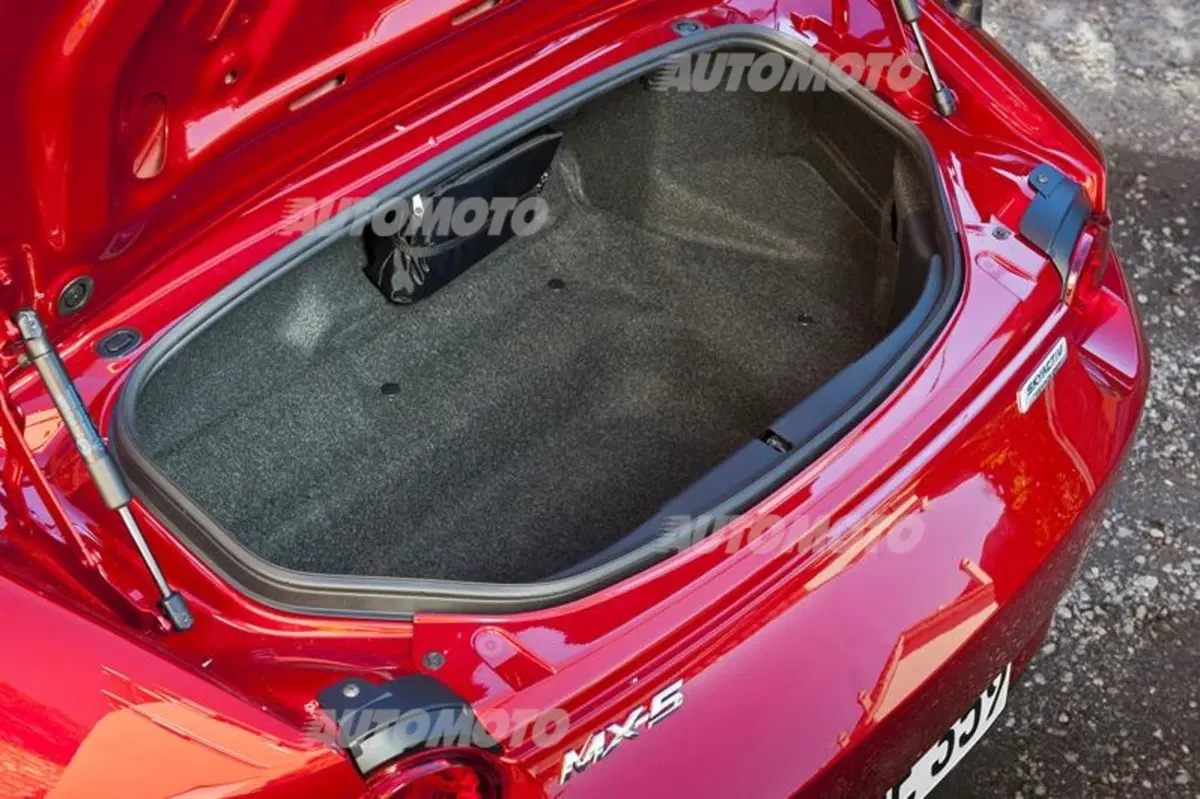Nuova Mazda MX-5: costa ancora meno! Prezzi (per l'Italia!) e scheda tecnica (34)