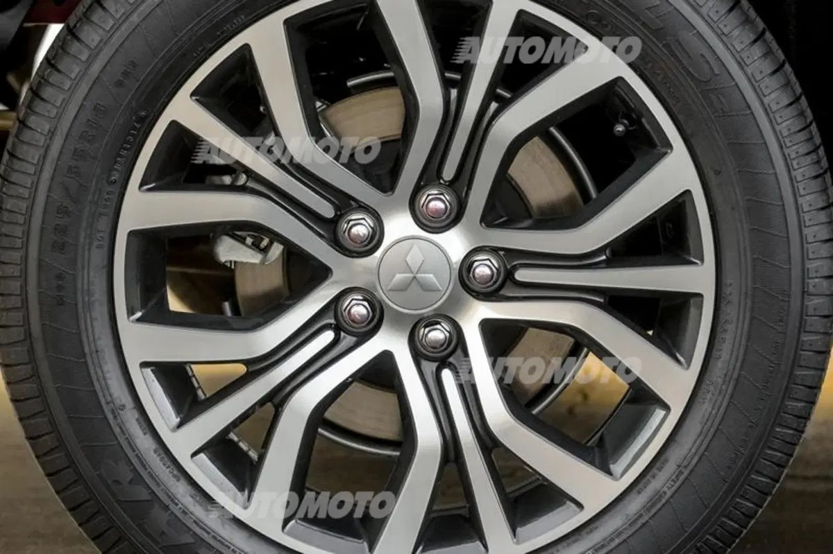 Mitsubishi Outlander restyling: gioca a fare il raffinato (23)