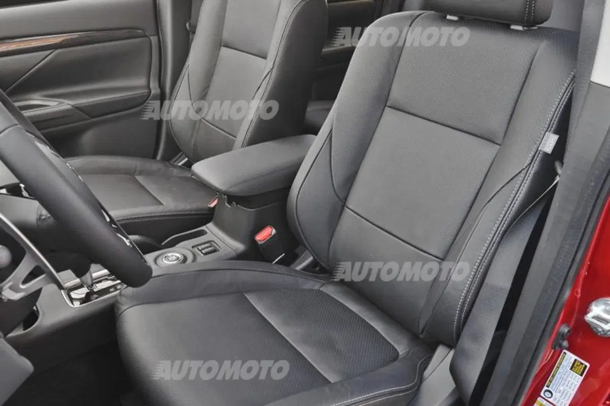 Mitsubishi Outlander restyling: gioca a fare il raffinato (24)